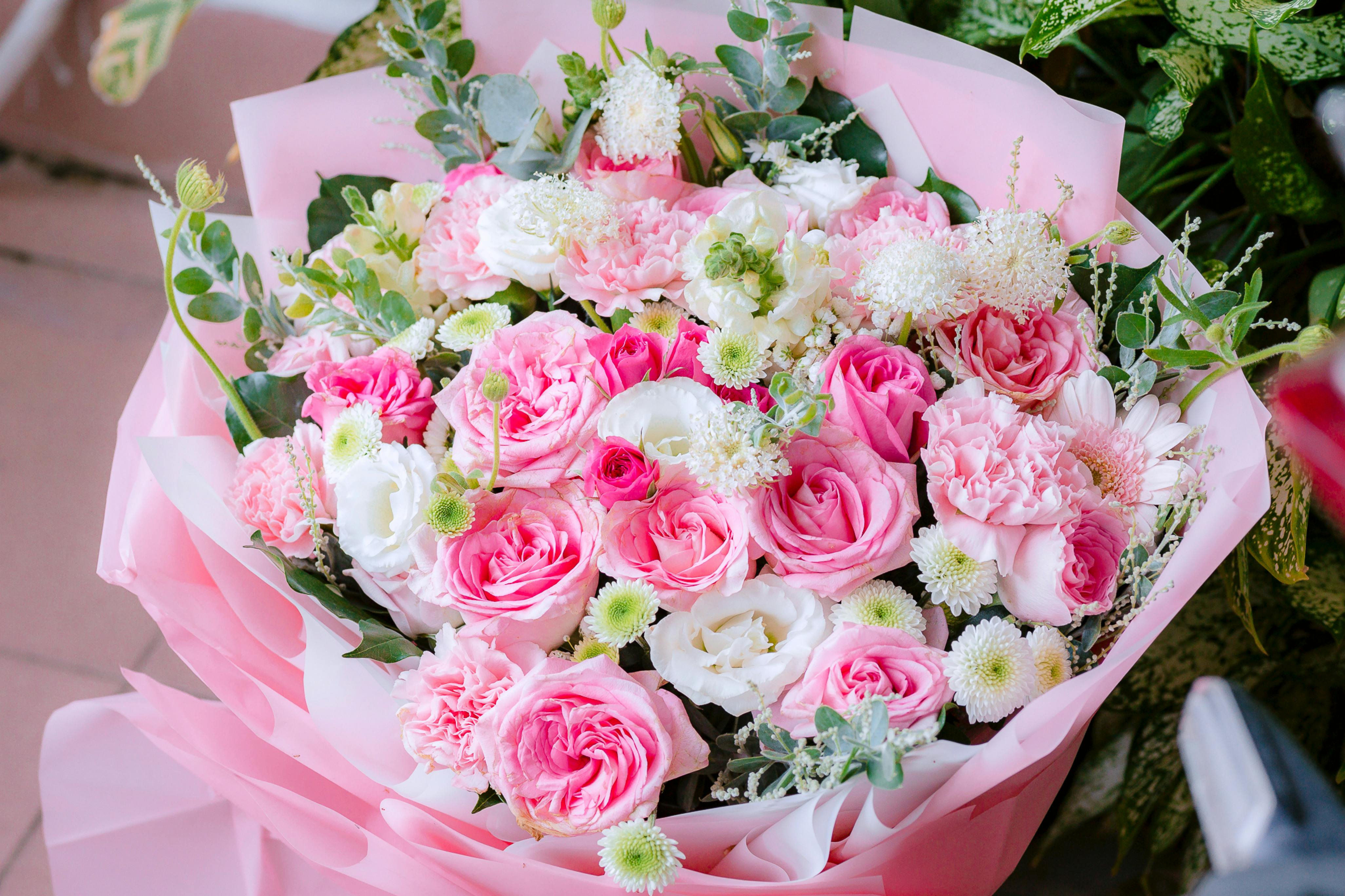 Minimalist vs Grand Bouquets: Which Style Is Trending Right Now?